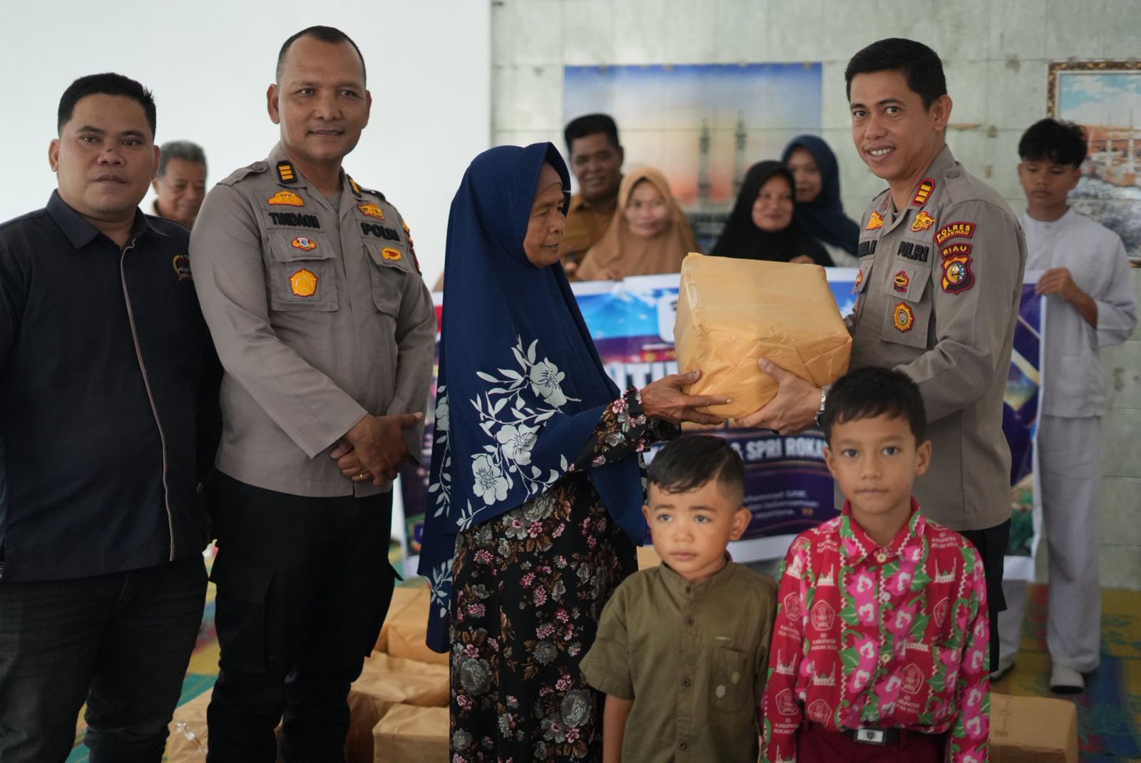 Penuh Keakraban dan Kekeluargaan, Polres Rohul dan DPC SPRI Berbagi Bansos di Desa Suka Maju, Semarak Maulid Nabi dan HUT Polwan ke-78